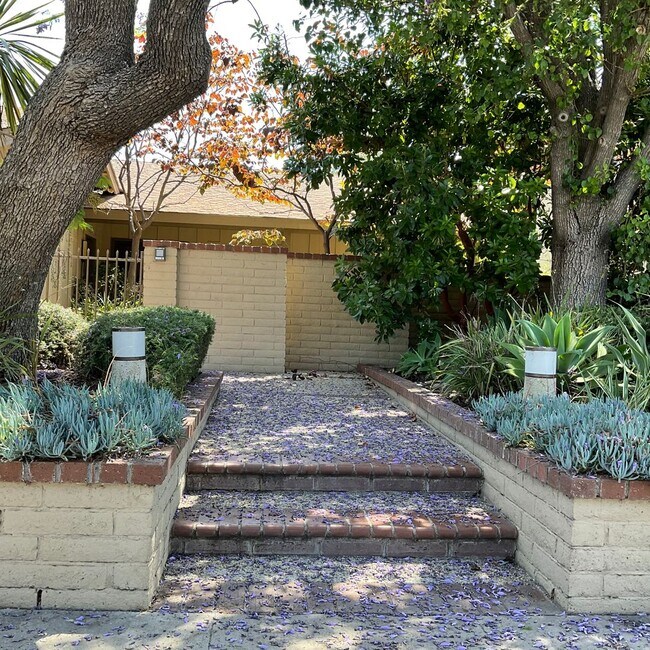 Foto del edificio - FOR LEASE 171 S. Lincoln St. Orange ~ 4 Be...