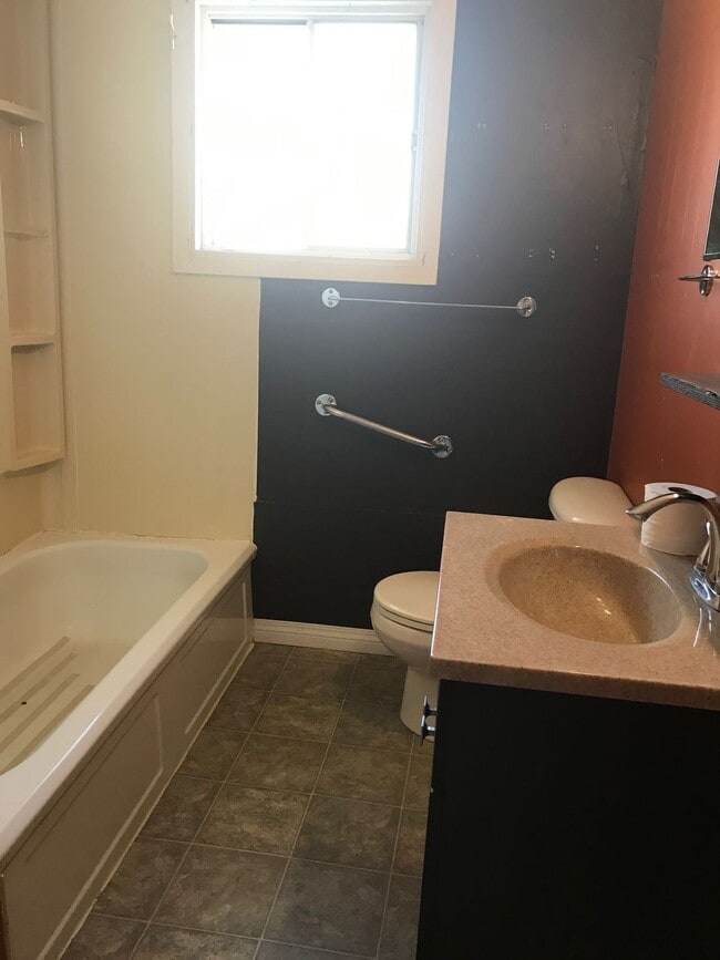 Building Photo - 1 Bed 1 Bath Unit in Sylvan Lake, AB