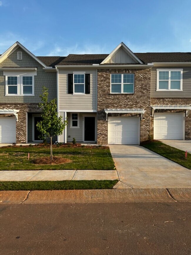 Building Photo - McDonough Townhome!