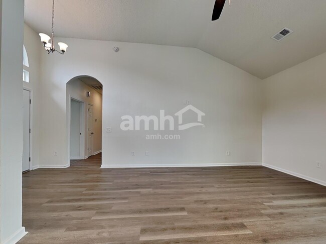 Foto del edificio - 523 Amsonia Cir