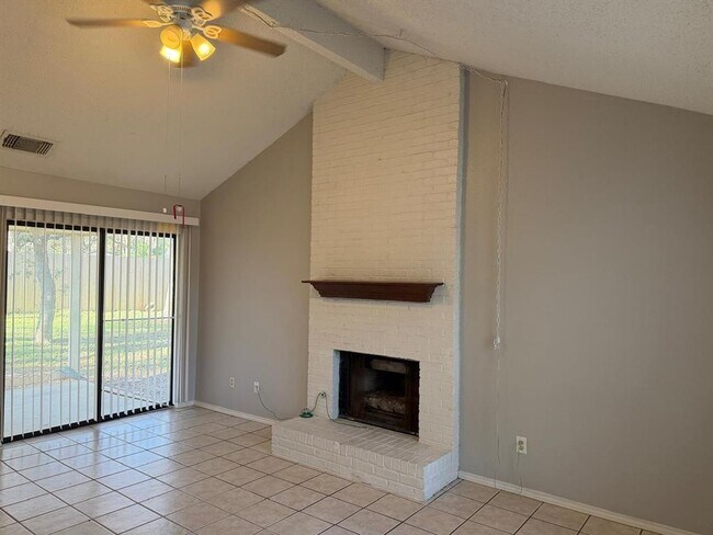 Foto del edificio - 6504 J Gregg Cove