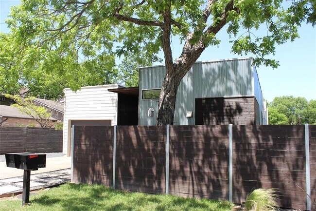 Foto del edificio - 3700 Garden Villa Ln