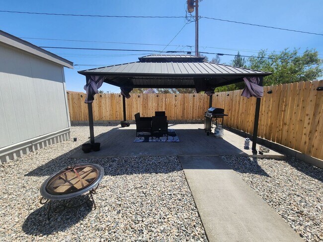 Building Photo - Fully Furnished 3 Bedroom Home In Chocolat...