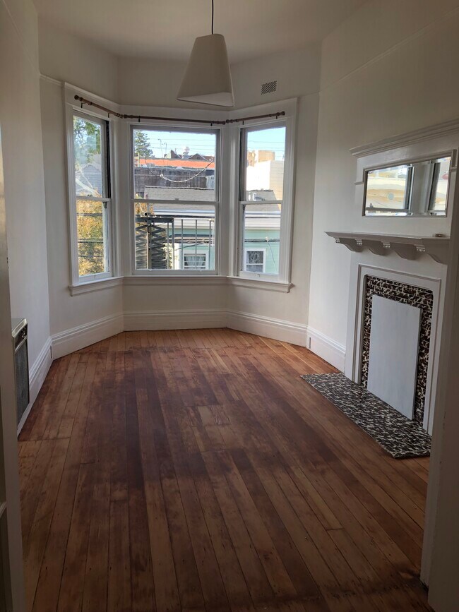 Front living room - 221 Jersey St