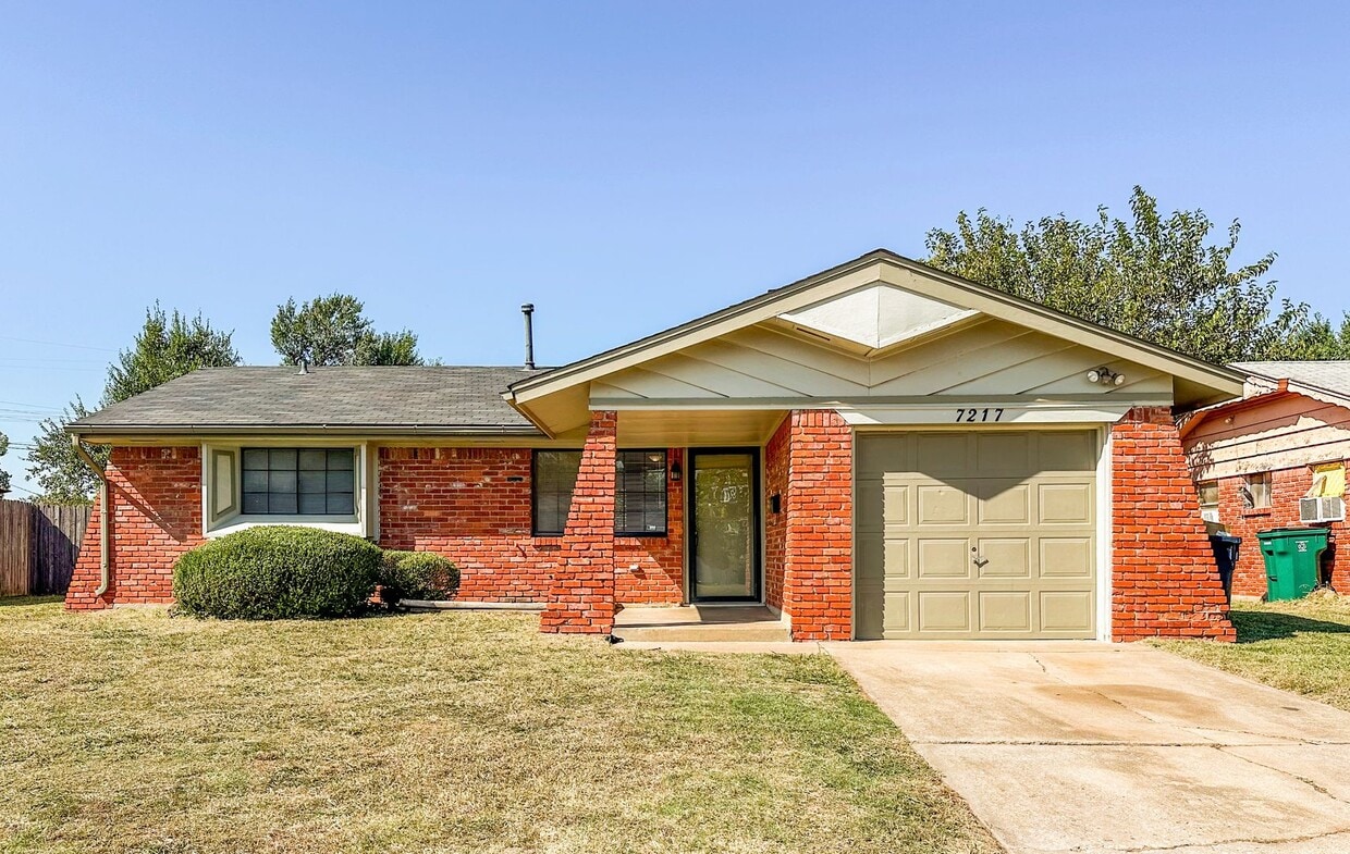 Spacious 2 Bed Home with Covered Patio, Garage & Prime Location Near OCCC - Spacious 2 Bed Home with Covered Patio, Garage & Prime Location Near OCCC