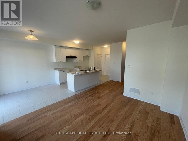 Building Photo - 128 Varsity Dr