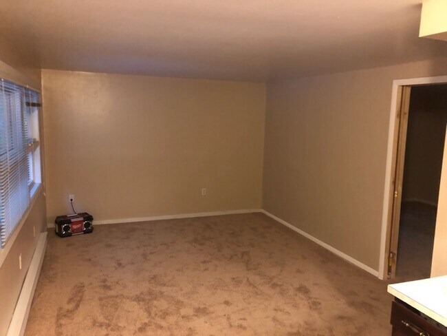 Living Room - 2420 Applebutter Rd