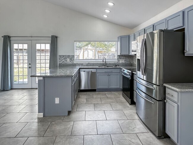 Foto del edificio - Charming 4-Bedroom with Modern Upgrades in Prime Location