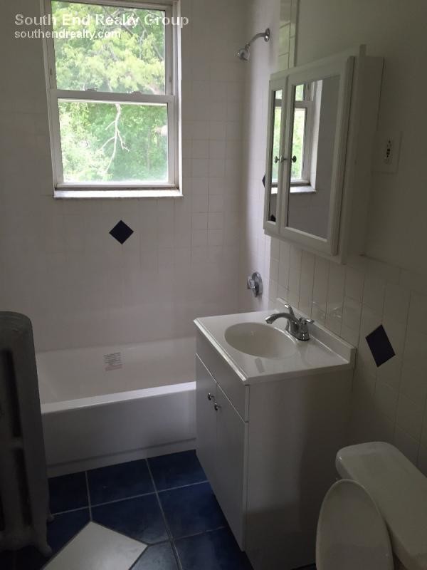 Building Photo - Great two bed close to BC. 6/1!