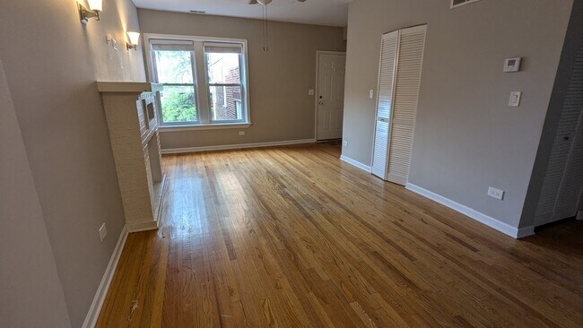 Foto del edificio - 3741 W Argyle St