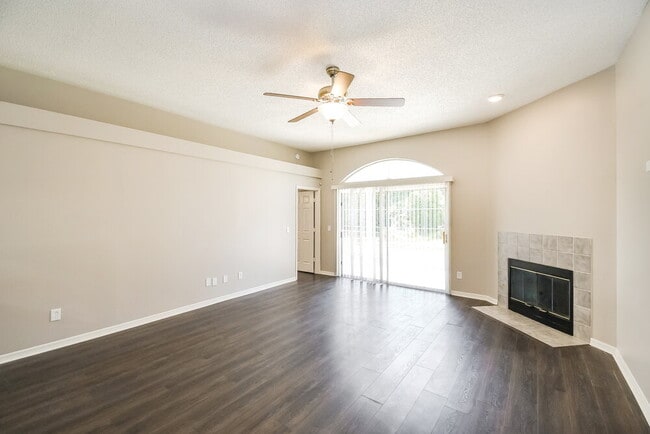Building Photo - 3401 Deerfield Pointe Dr
