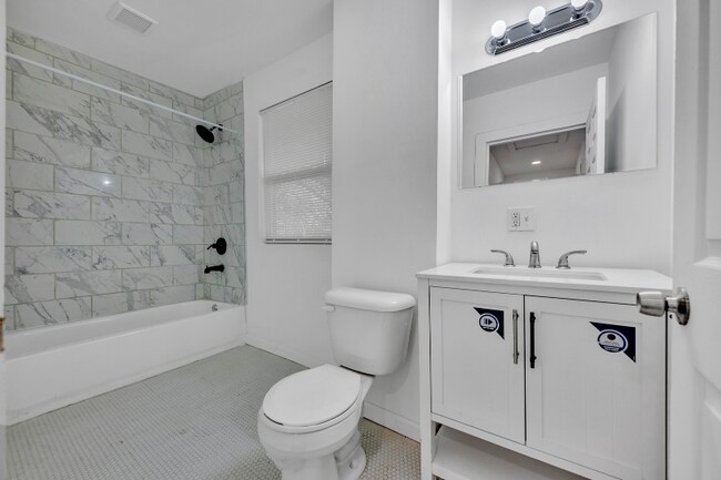 Foto del edificio - 2348 Court R