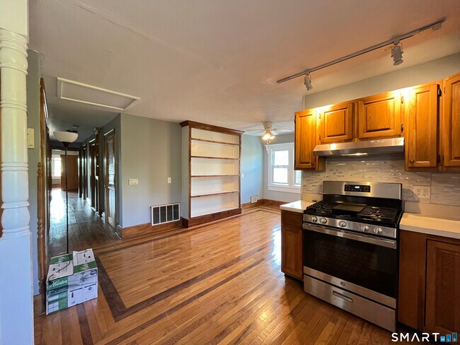 Building Photo - 553 Townsend Ave