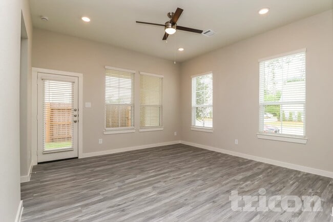 Foto del edificio - 9835 Willow Creek Commerce Dr