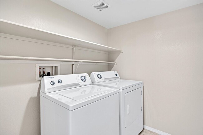 Foto del edificio - Downstairs Condominium