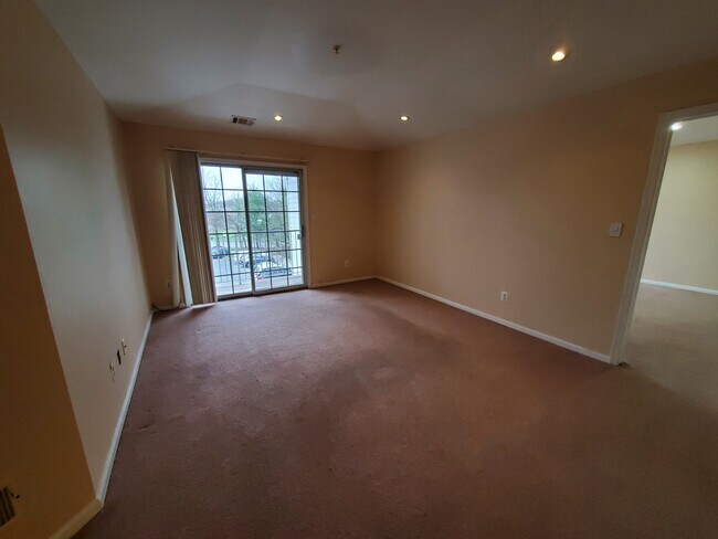 Building Photo - 535 Waterford Dr