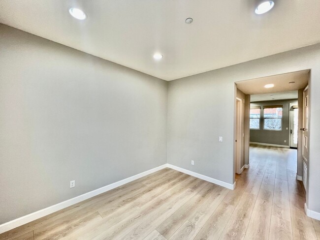 Building Photo - Beautiful 3B/3.5BA w/ Attached Garage & Wa...