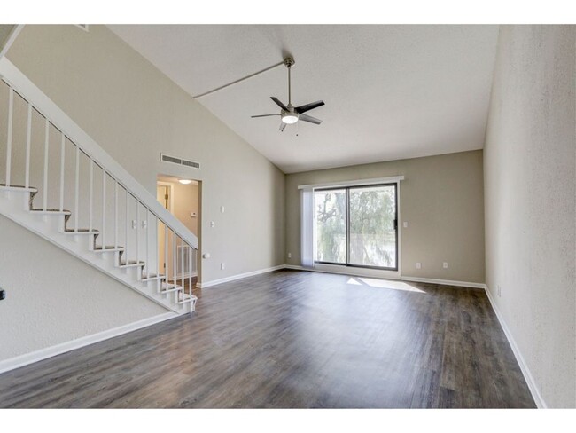 Foto del edificio - Lake Country Village Apartments