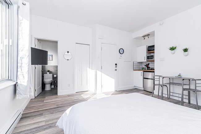 Building Photo - 1439 Rue Saint-André