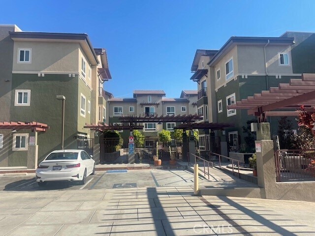 Foto del edificio - 228 S Olive Ave