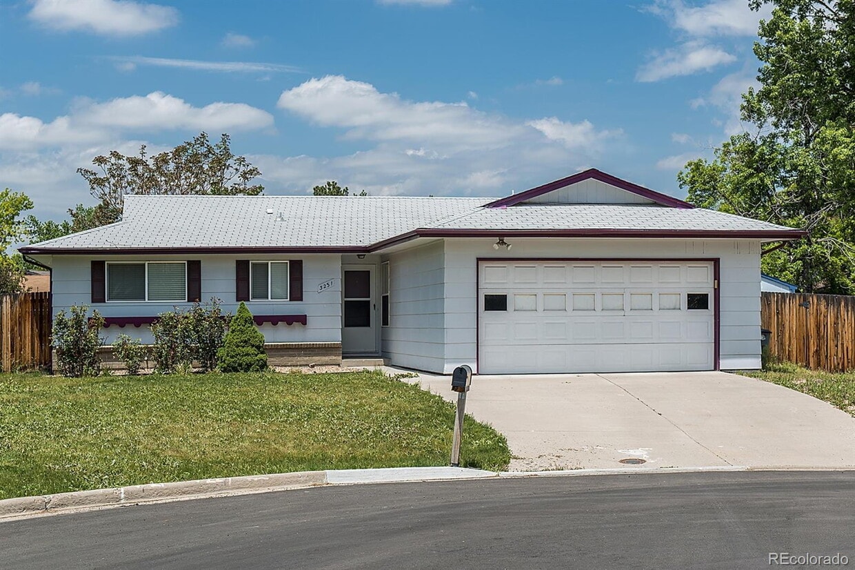 Photo - "Charming 3-Bedroom Retreat with 2 Baths in Prime Lakewood Location – 3231 S Garland Way!"