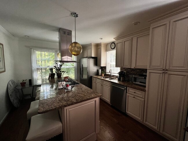 Building Photo - 9446 Cloverdale Ct