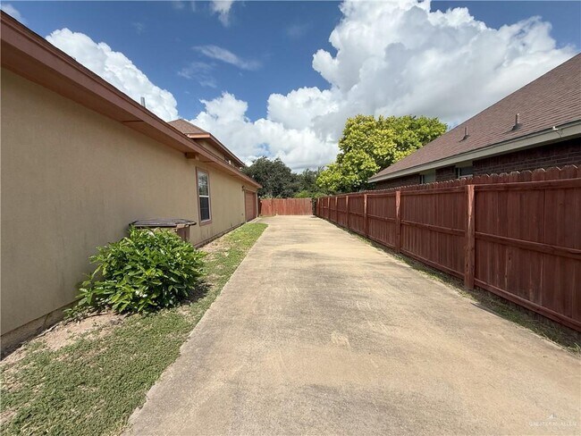 Foto del edificio - 2903 Leslie St