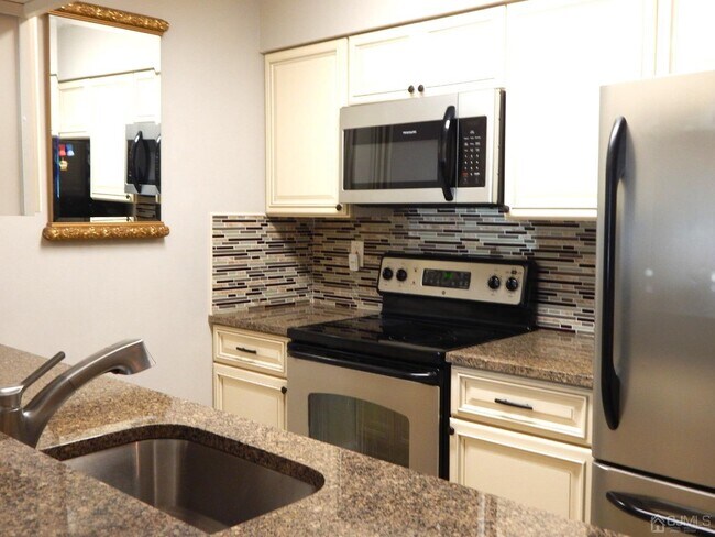 Foto del edificio - 2401 Ravens Crest Dr
