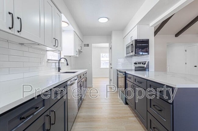 Foto del edificio - 705 NW Buckingham Pl