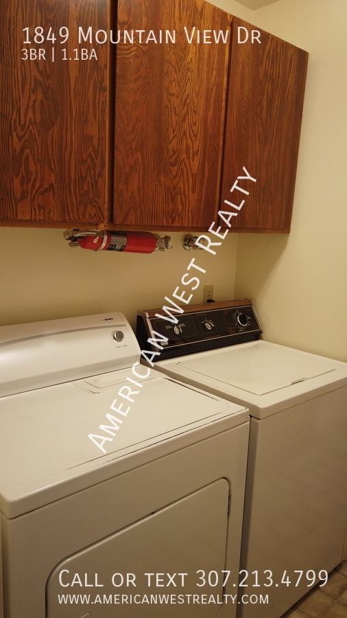 Building Photo - 3bed/1.5 bath townhome