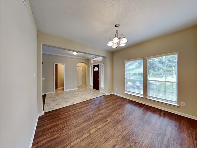 Foto del edificio - 4919 Chase Wick Dr