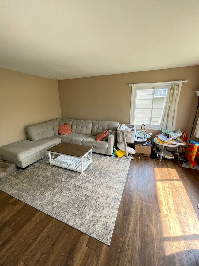 Building Photo - AVAILABLE AUGUST 15th! - 3 bed 2 bath home!