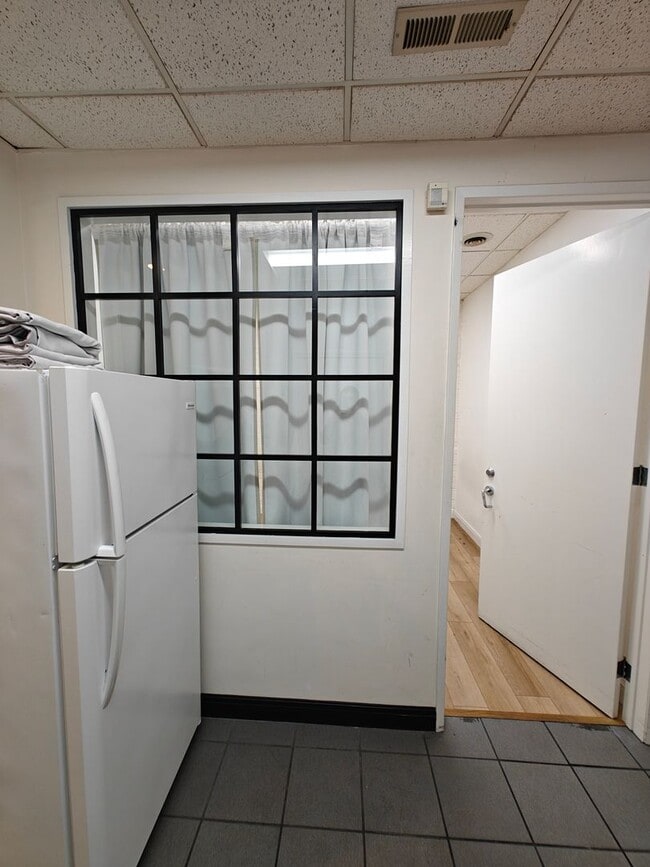 Photo - 733-739 Grant Ave / 30-40 Waverly Pl Apartment