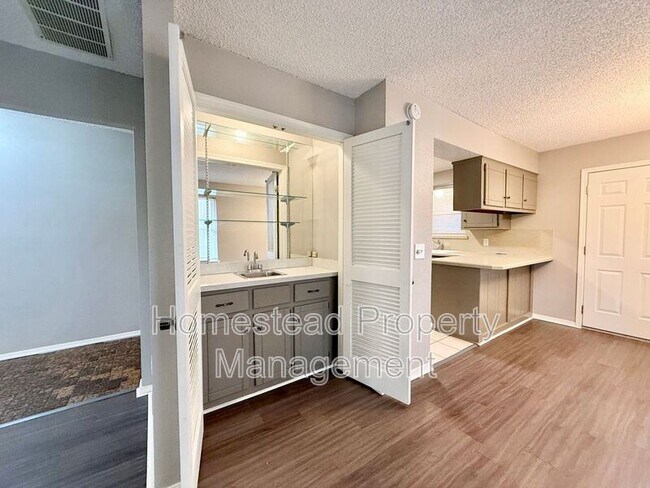Foto del edificio - 10445 Dover Dr