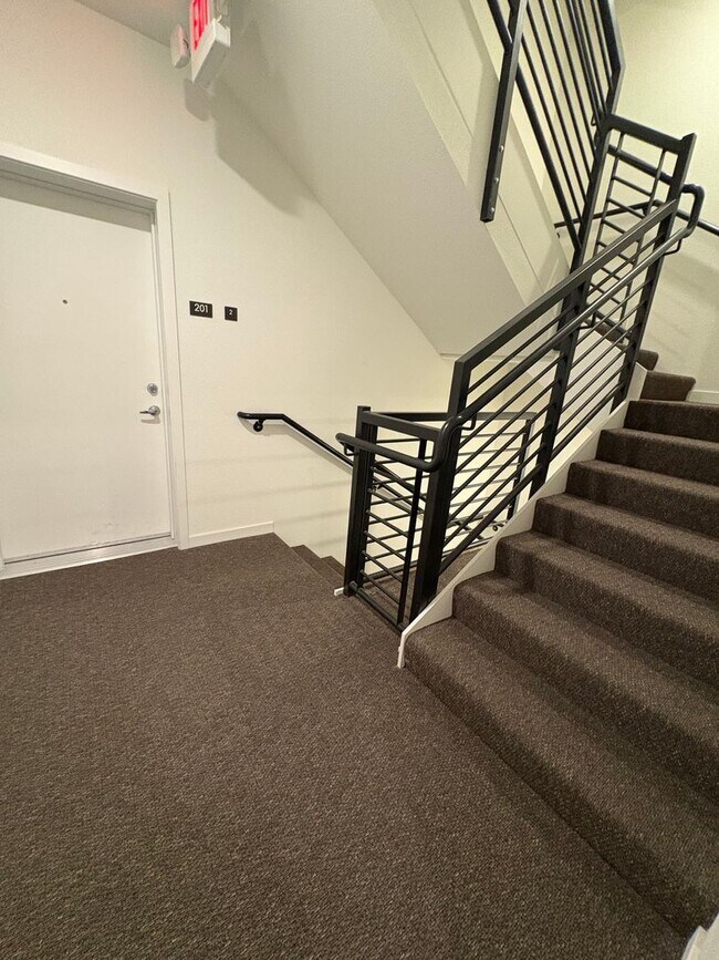 Foto del edificio - Modern 2bed/2bath Single Story Condo in the MIll