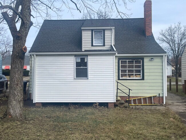 Building Photo - 3938 E 177th St