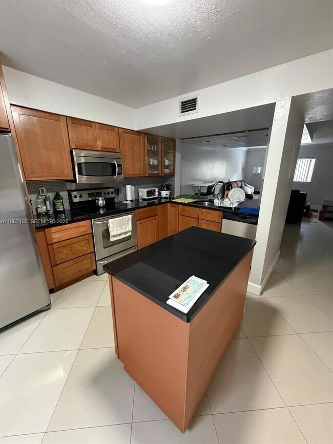 Foto del edificio - 8240 SW 149th Ct