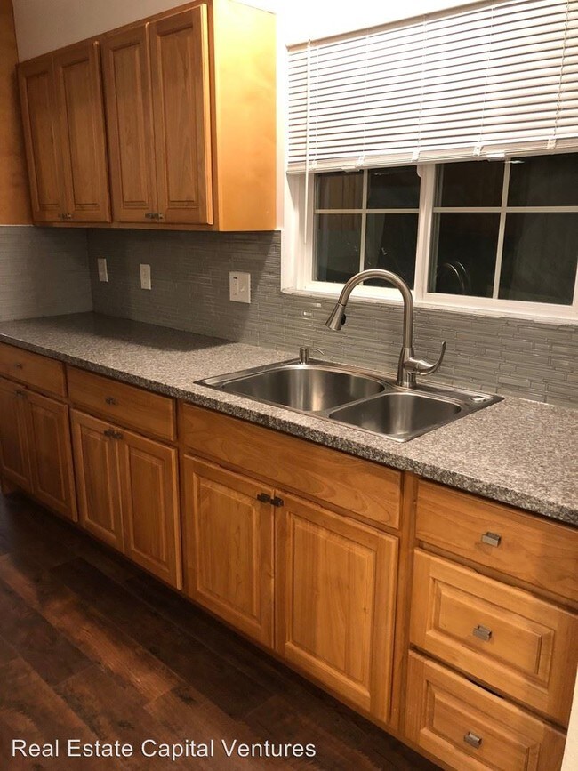 Foto del edificio - 3 br, 1 bath House - 237 University Ave.