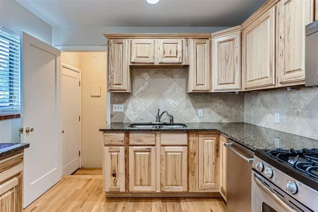Building Photo - Beautiful 2 Bedroom 1 Bath With Bonus Room...