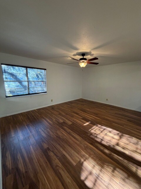 Building Photo - 725 Falcon Dr