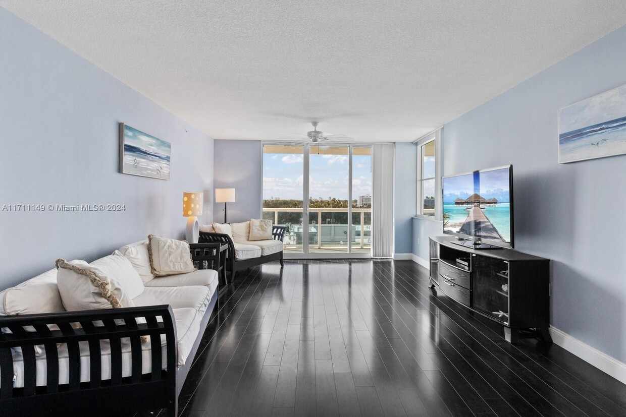 Foto principal - 9201 Collins Ave