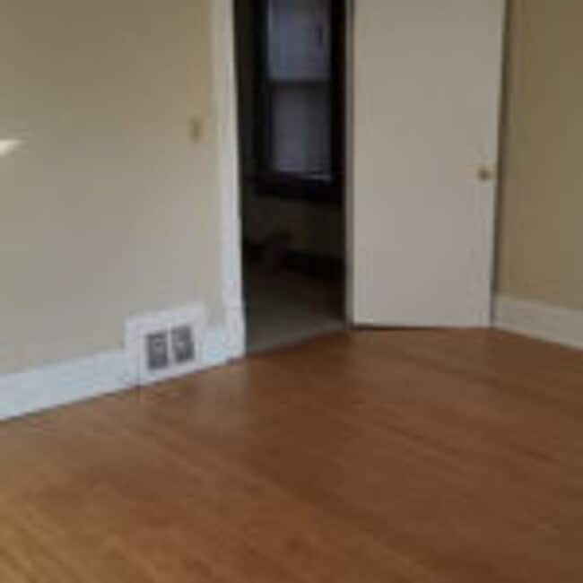 Foto del edificio - 3 Br Single - Family Home Available August...