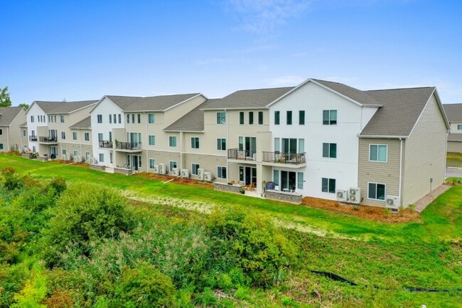 Exterior "moderno" de The Cove - Cove at Crystal Lake