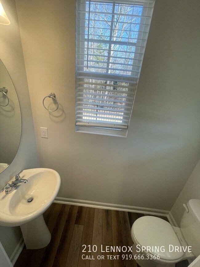 Foto del edificio - 210 Lennox Spring Dr