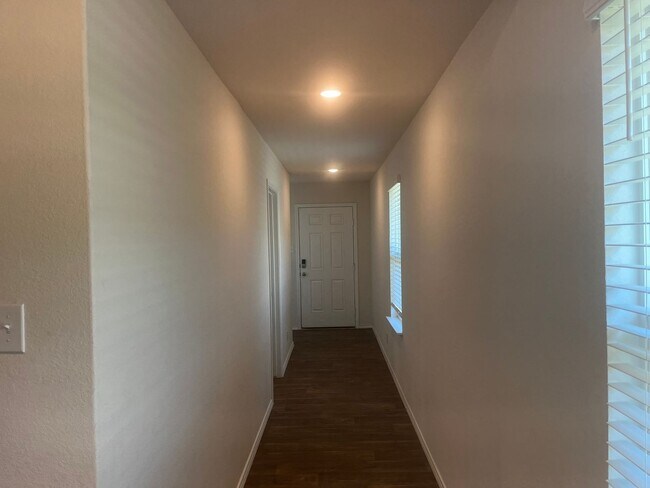 Foto del edificio - 121 Bunkers Hill, Floresville, TX. 78114