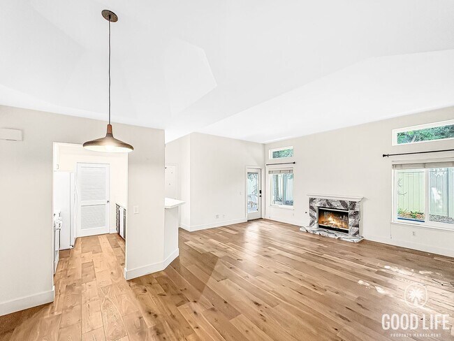 Building Photo - Beautiful Updated 2 Bed 2.5 Bath Condo in Hillcrest! 18 Month Fixed Rate Lease!