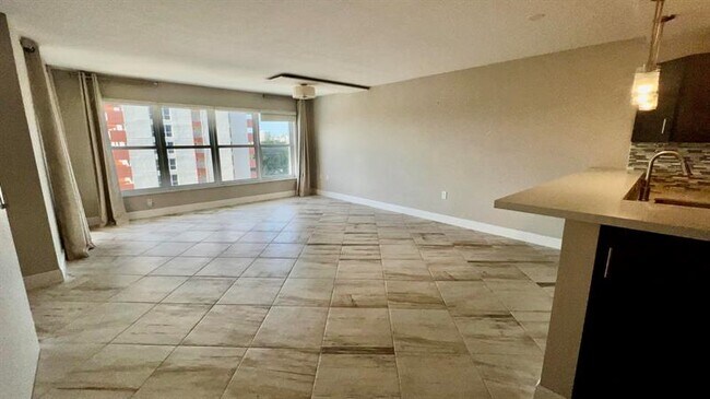 Building Photo - 3000 E Sunrise Blvd