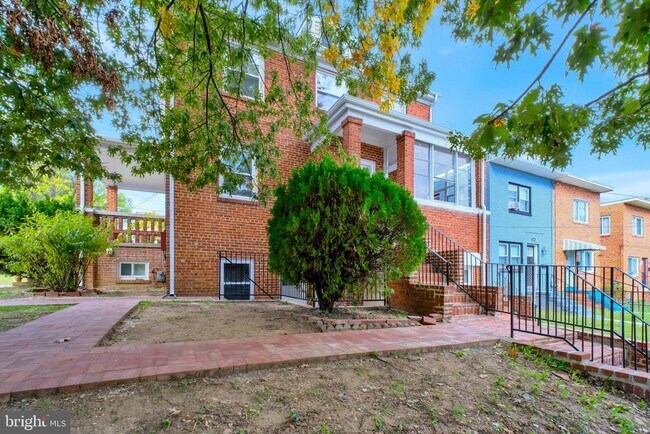 Foto del edificio - 5230 Blaine St NE