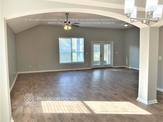Building Photo - 706 Porta Rosa Circle