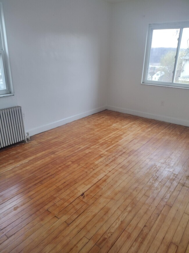 1350 Taylor Ave, New Kensington, PA 15068 House Rental in New